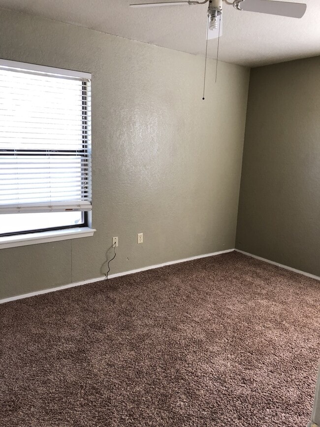Building Photo - Three Bedroom Two Bath Home for Lease - Me...
