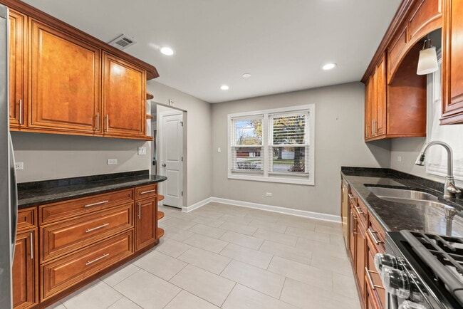 Building Photo - 2852 Scott St