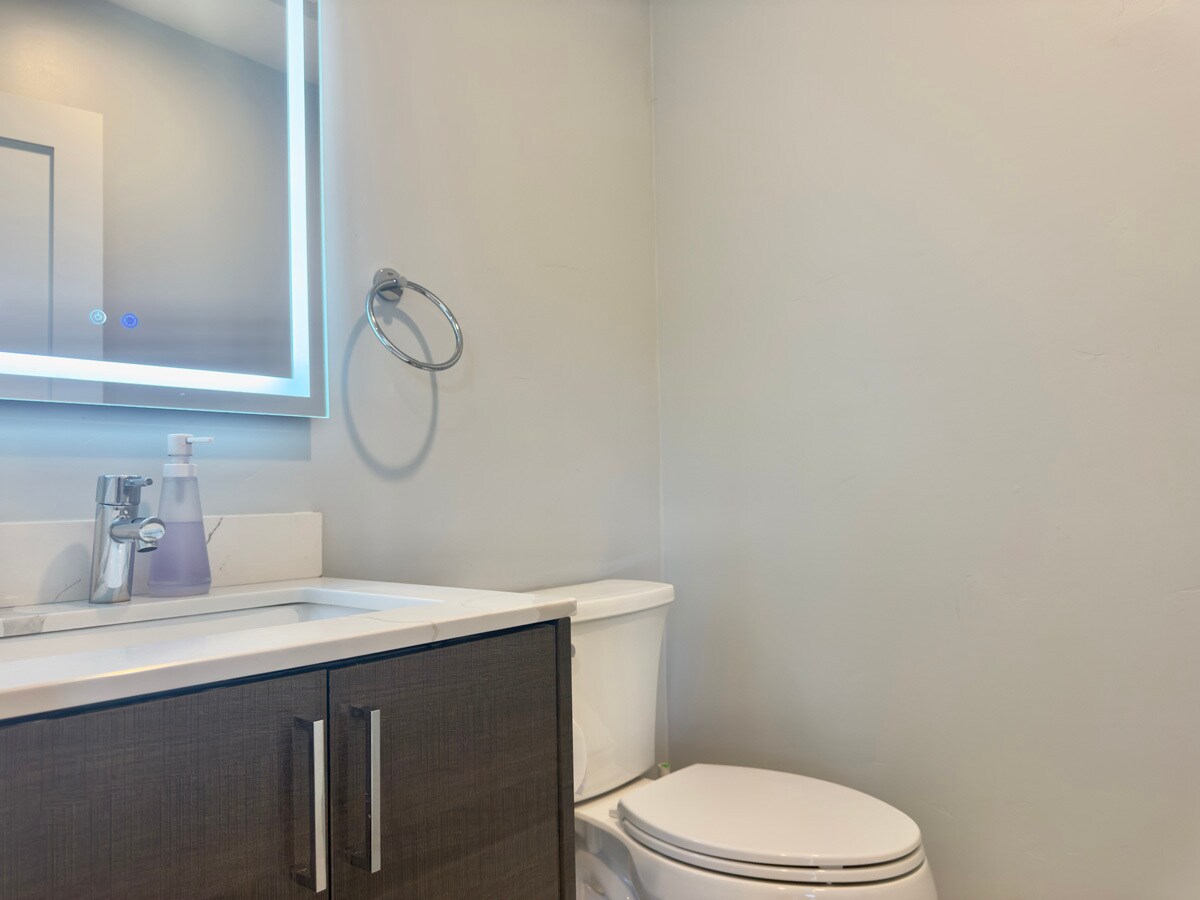 Building Photo - 914 Everett Ave