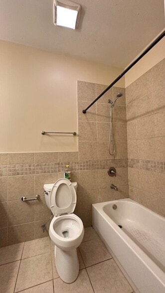Building Photo - 5523 N Sawyer Ave