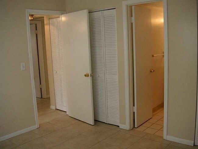 Building Photo - 10198 Twin Lakes Dr