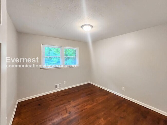 Building Photo - 3 Bed/2 Bath Home with Off-Street Parking / Pet-Friendly / Coming Soon!
