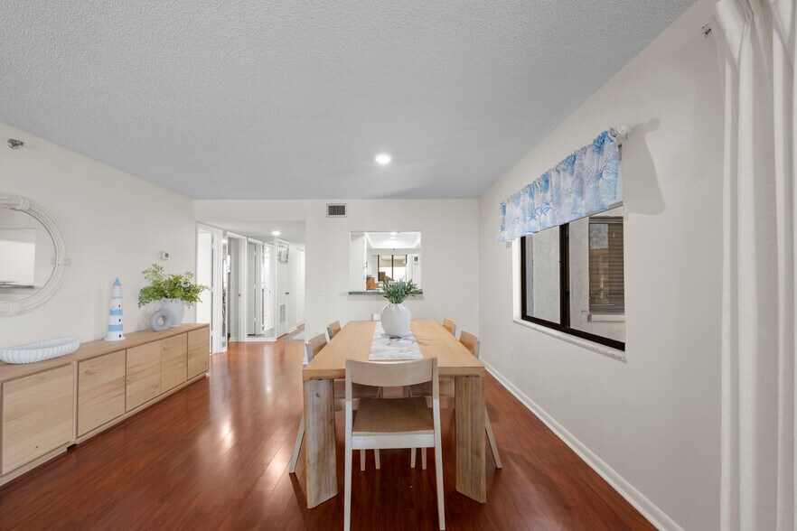 Dining Area - 1104 Benjamin Franklin Dr