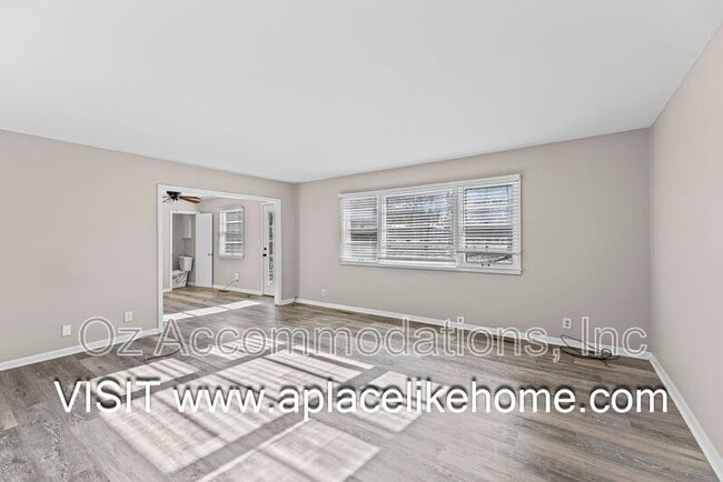 Building Photo - 515 E Sheridan St