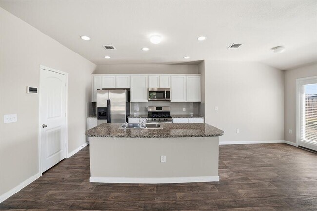 Building Photo - 600 Marimoor Dr