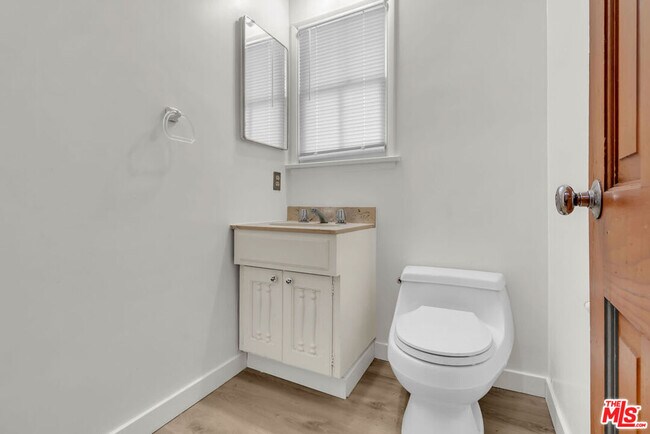 Building Photo - 9322 Lasaine Ave
