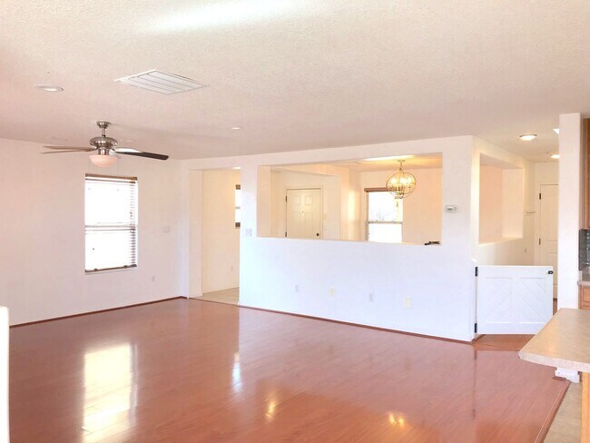 Building Photo - Spacious 4 bedroom Northern Meadows Home with Refriderated Air!