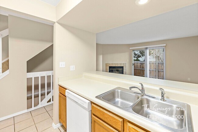 Building Photo - 3BD Condo in Gated Community  - Security Deposit Waiver Available