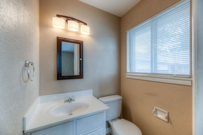Building Photo - For Lease | Mid-town Tulsa | $1300 Rent