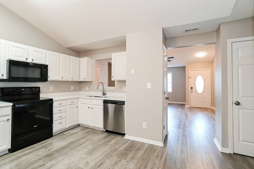 Building Photo - 3112 Queensdale Dr