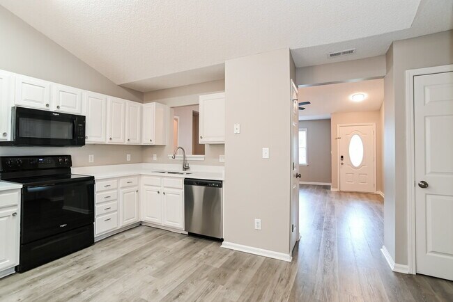 Building Photo - 3112 Queensdale Dr