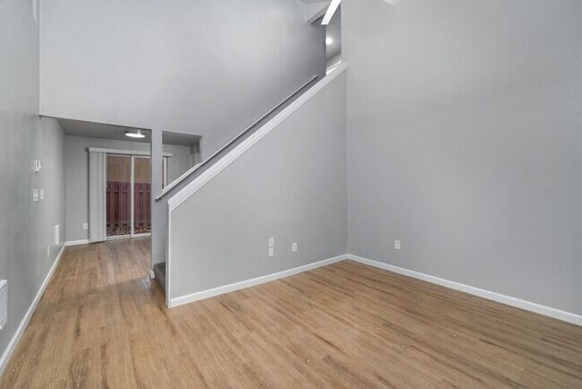 Building Photo - Large 2 bed 1.5bath townhouse