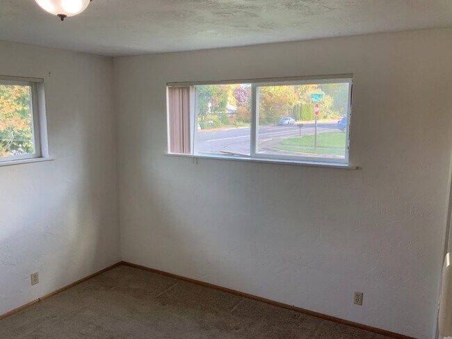 Building Photo - 2 Bedroom Duplex in Cal Young Neighborhood