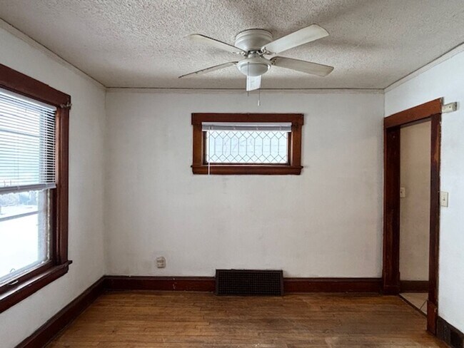 Building Photo - 3 BR/1 BA Single-Family Home in St. Paul!