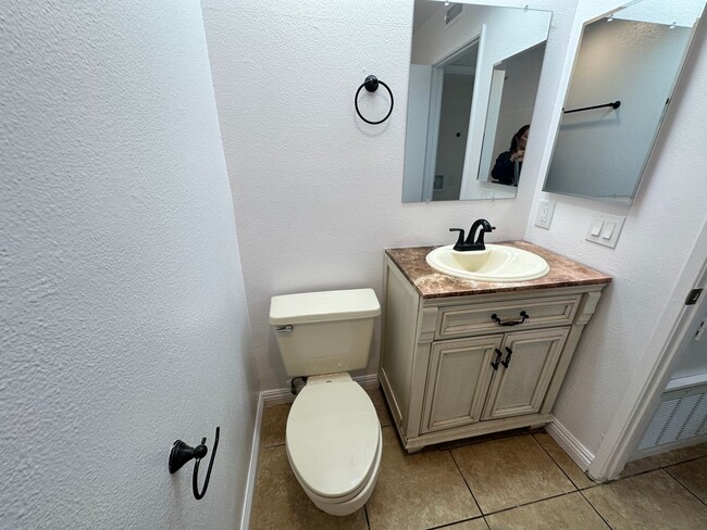 Building Photo - Walk to Eastlake! Bright 2BR/2BA Ground Floor Apartment with Tile Flooring & Parking