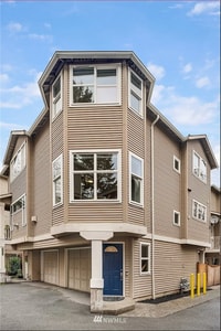Building Photo - Greenwood Townhome 2Beds 1.5 Bath- $3,100