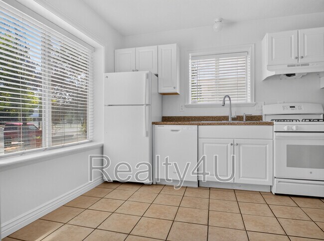 Building Photo - 380 400 S