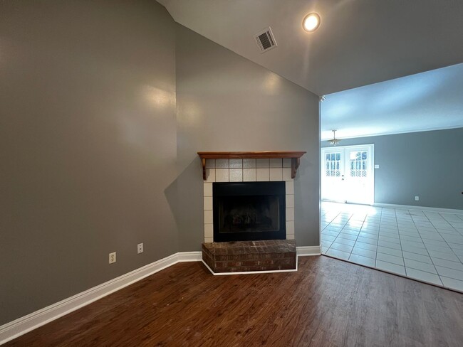 Building Photo - 3 Bedroom, 2 Bathroom, Two car garage, Bri...