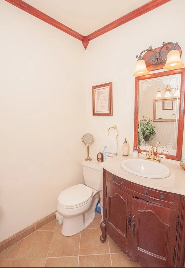 Building Photo - "Charming 2-Bed Home with Spacious 1700 Sq Ft Layout, FENCED yard!"