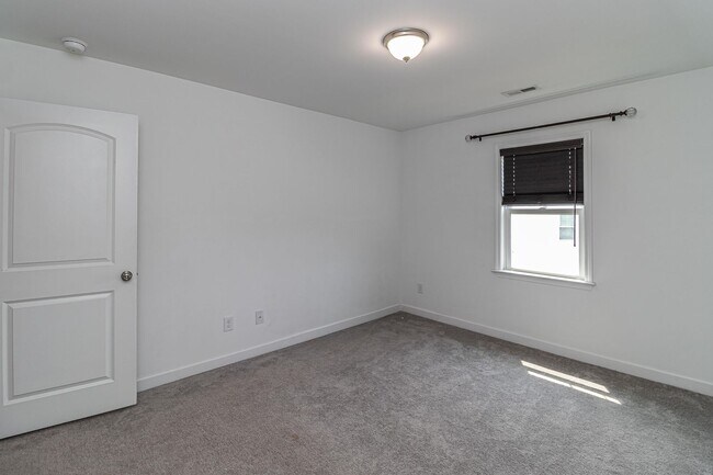 Building Photo - SPACIOUS Newer Construction Home in Pikevi...