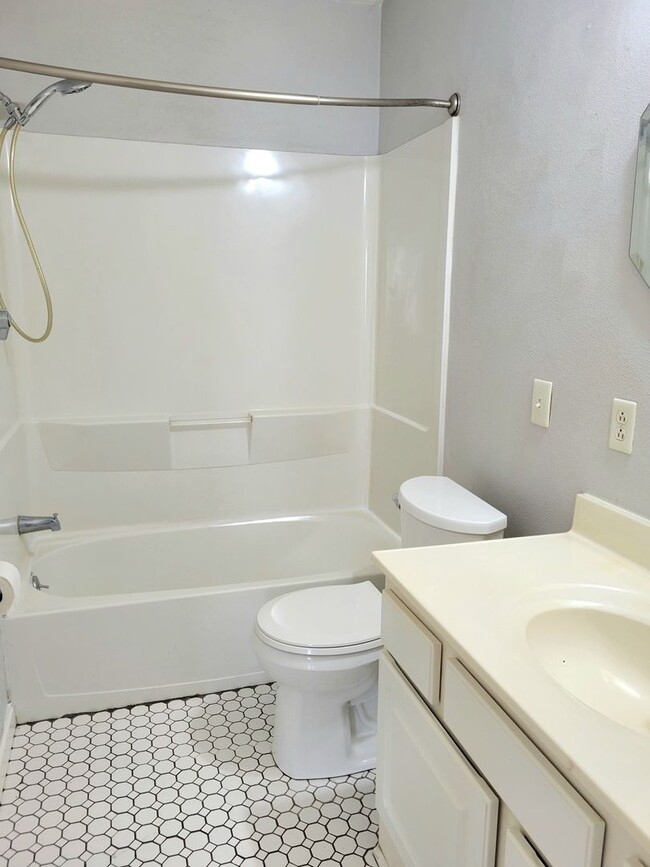Building Photo - Updated and rent ready...450 Hamilton, Woo...