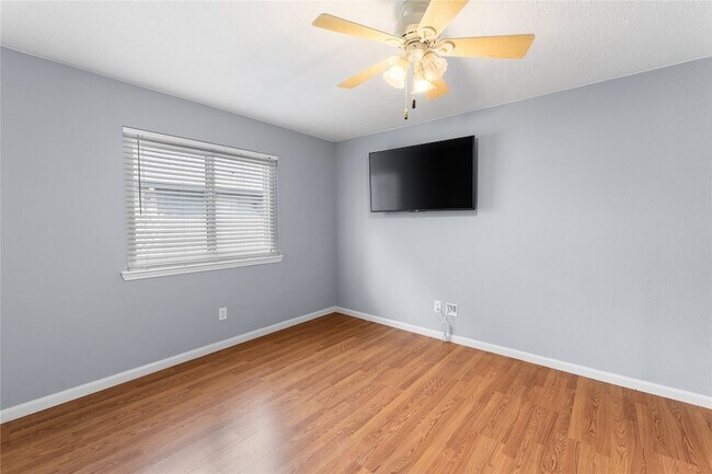 Building Photo - 1735 Oak Ridge Dr