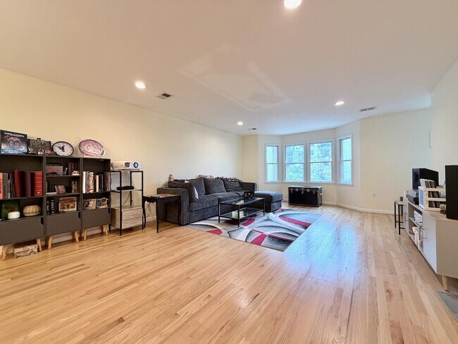 Building Photo - 378 7th St