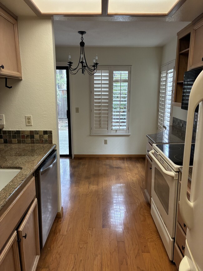 Building Photo - 1065 Huntington Common