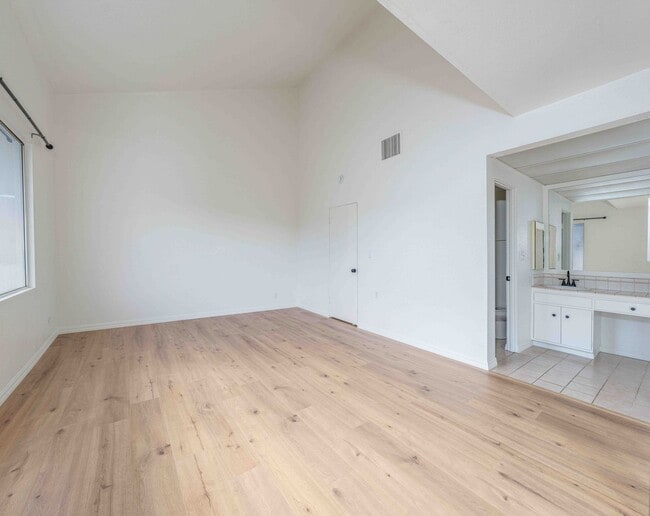 Building Photo - SPACIOUS 2 Bed Townhouse in Garden Grove