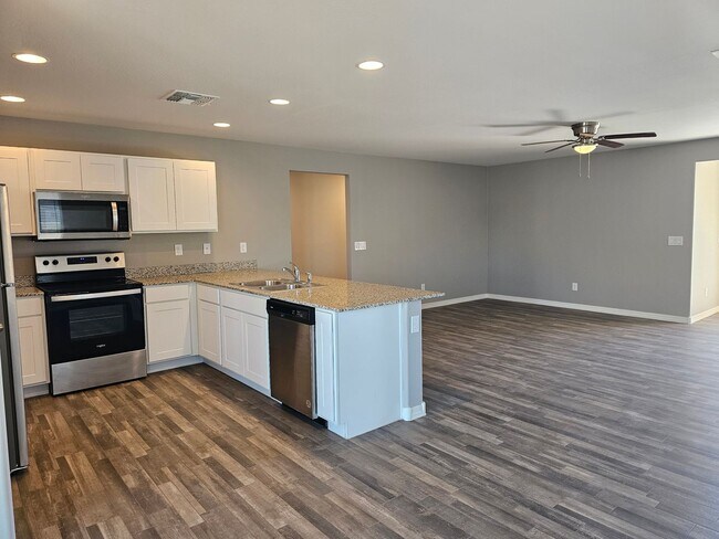 Building Photo - SHORT TERM /FREE RENT CALL FOR DETAILS