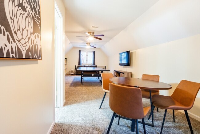 Building Photo - 712 Forrest Heights Dr SE