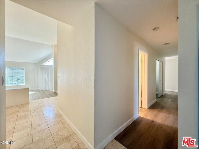 Building Photo - 574 Island View Cir