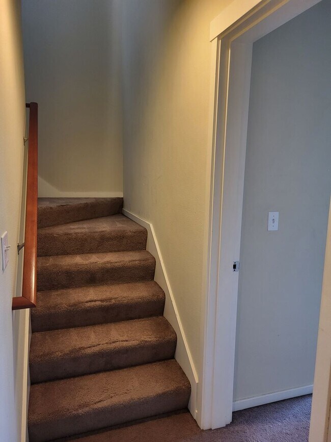 Building Photo - **$200 Move In Special**Beautiful 3 Bed 2.5 Bath 3 story home in South Hill Puyallup