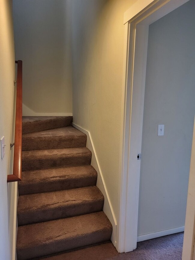 Building Photo - **$500 Move In Special**Beautiful 3 Bed 2.5 Bath 3 story home in South Hill Puyallup