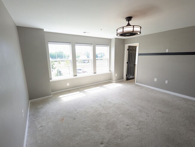 Building Photo - Two Level END UNIT condo in East of Market...