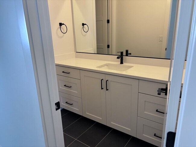 Building Photo - Beautiful 5 Bed 3.5 bath near Sunrise Valley Park In Washington.