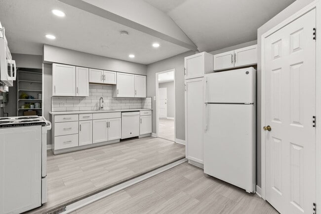 Building Photo - 3920 Vinton St