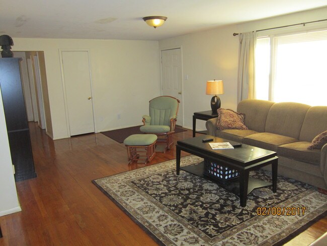Extra large living room - 1100 Woodland St