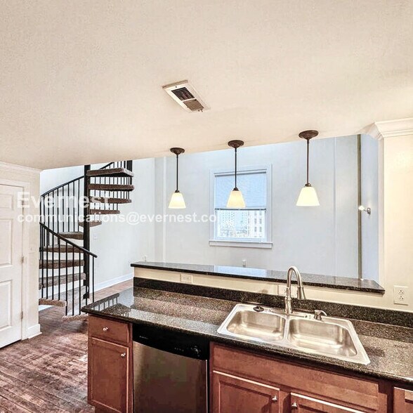 Building Photo - 525 E Grace St