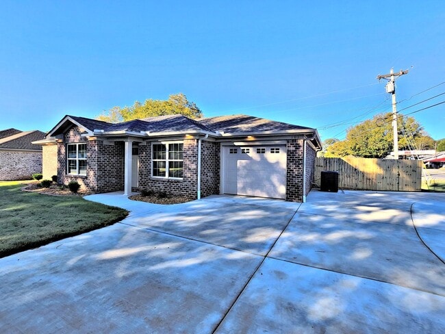 Primary Photo - House for Rent - Hartselle - Brand New