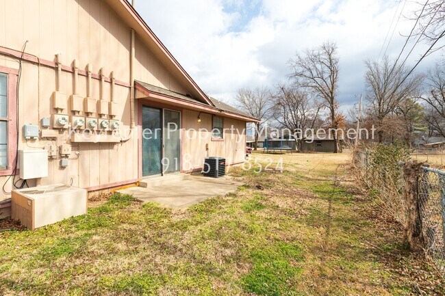 Building Photo - 1421 W Lillian St