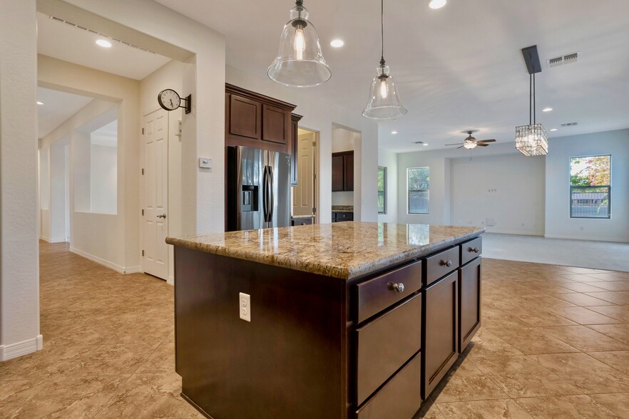 Building Photo - 3750 E SAWTOOTH DR