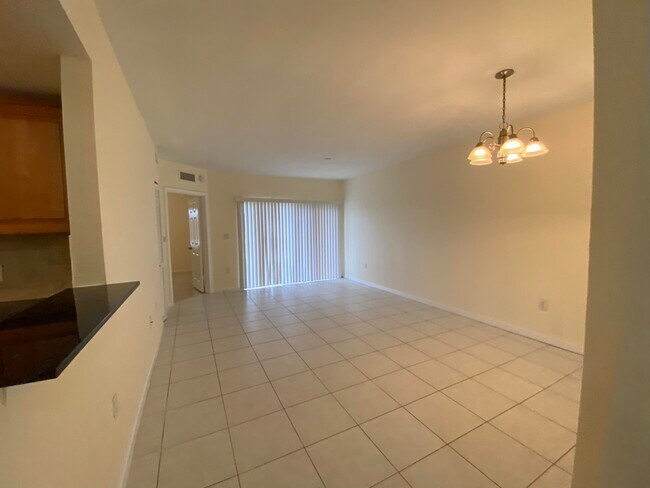 Building Photo - 1157 Golden Lakes Blvd