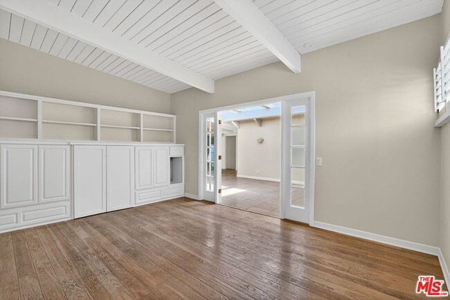 Building Photo - 2042 Linda Flora Dr
