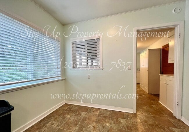 Building Photo - Cozy Downtown 2 Bedroom Bungalow in the He...