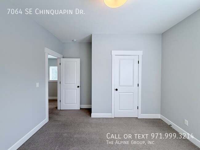 Building Photo - 7064 SE Chinquapin Dr