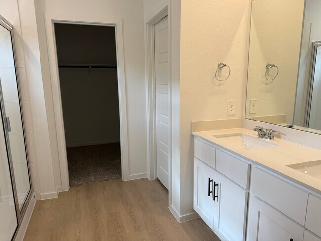 Building Photo - 407 Robin Ct