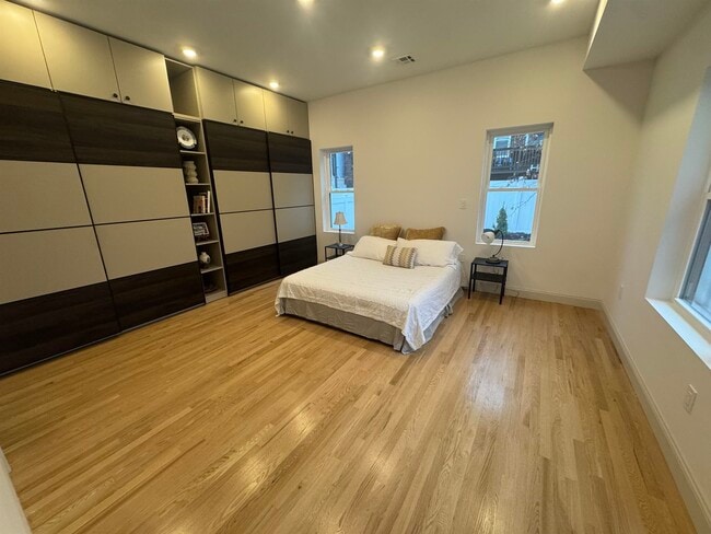 Building Photo - 315 25th St