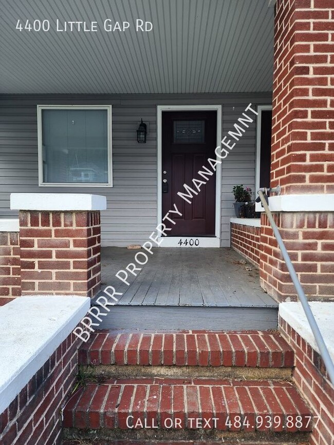 Building Photo - 4 bedroom 1.5 bathroom twin 5 minutes from...