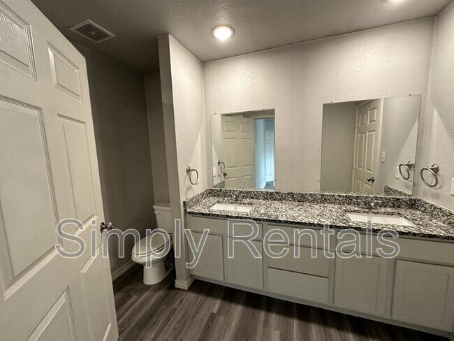 Building Photo - 1310 Sabine St